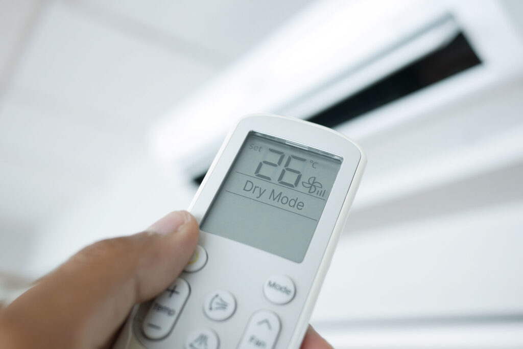 what does the dry mode do on an air conditioner