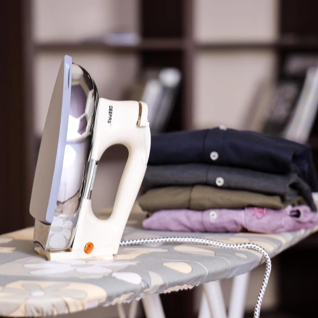 Geepas GDI-7752 Dry Iron